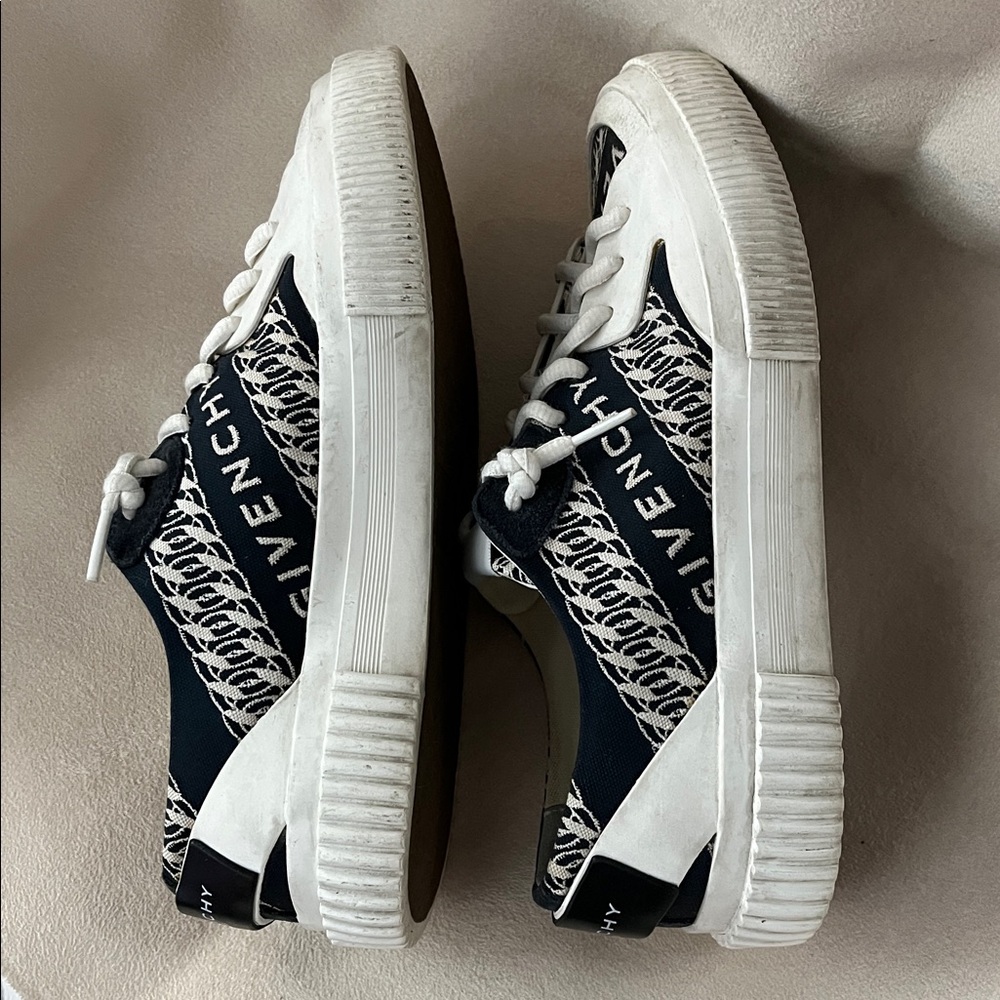 Givenchy Sneakers - Picture 4 of 8